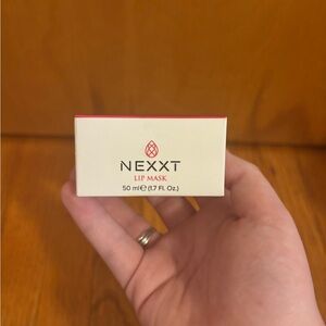 Nexxt Lip Mask NWT